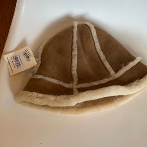 NWT. UGG Shearling Sheepskin Leather Fleece Lined Hat. Color: chestnut